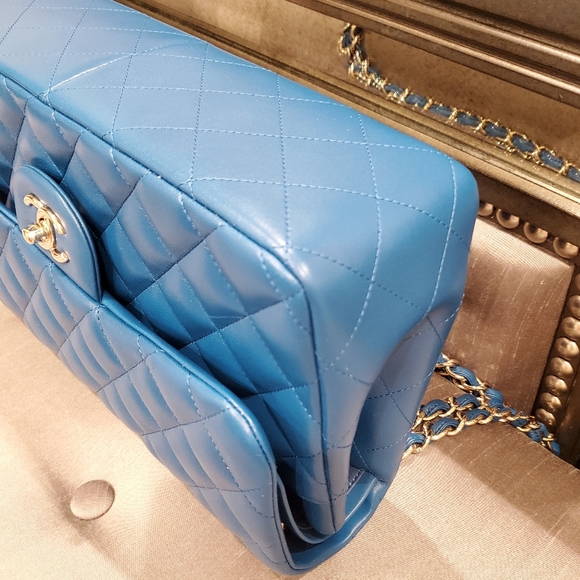 Chanel -- Classic Double Flap - Picture 10 of 16